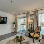 Riverfront Minutes From Broadway Holiday home *