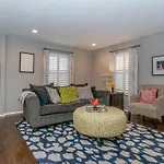 Cozy Getaway - Close To Dt Nash & Germantown Holiday home *