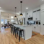 Sleek & Convenient East Holiday home
