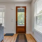 Sleek & Convenient East Holiday home *