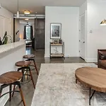 1 Bedroom Loft Near Centennial Park *