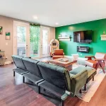 Pet-Friendly Abode With Balcony In East Nashville!
