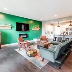 Pet-Friendly Abode With Balcony In East Nashville!