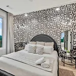 Penthouse View Flat Modern Design With Balcony * Nashville