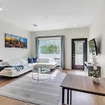 Trendy For 8 In Highly Walkable Neighborhood