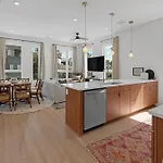 Beautiful Condo - Walkable - Sleeps 10