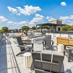 Beautiful Condo - Walkable - Sleeps 10