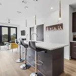 West End Getaway For 5 With Pool