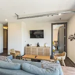 Gorgeous For 8 With Rooftop & Gym Near Dt Apartment *