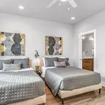 2 Townhomes - Sleeps 24-rooftop Patios Holiday home *