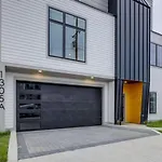 Skyline Luxury - Rooftop Deck- King Suites-garage