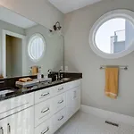 12 South Charmer 3 Bedroom With Rooftop Patio Nashville