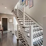 12 South Charmer 3 Bedroom With Rooftop Patio *