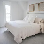 The Teal Door Cottage-Spacious Home With Kingsuite