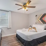 Apartment 3 Units - Sleeps 24 - Mins To Downtown And Airport