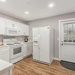 3 Units - Sleeps 24 - Mins To Downtown And Airport Apartment