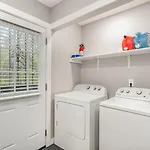 3 Units - Sleeps 24 - Mins To Downtown And Airport *