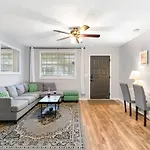Apartment 3 Units - Sleeps 24 - Mins To Downtown And Airport