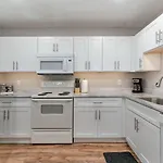 Apartment 3 Units - Sleeps 24 - Mins To Downtown And Airport *
