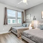 2 Townhomes - Sleeps 24-rooftop Patios Holiday home *