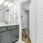2 Townhomes - Sleeps 24-rooftop Patios Holiday home Nashville