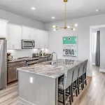 2 Townhomes - Sleeps 24-rooftop Patios Holiday home *
