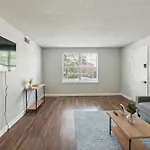 Apartment Brentwood A2 I Cozy & Comfy I 2bd I Free Parking *