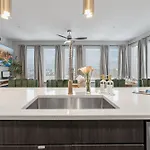 Skyline Views & Poolmins To Vanderbilt Apartment