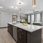 Skyline Views & Poolmins To Vanderbilt Apartment
