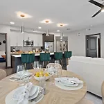 Skyline Views & Poolmins To Vanderbilt Apartment