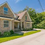 Huge Home For Groups Near Downtown