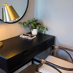 Modern Stunner 5 Min To Dt Hot Tub Rooftop Views Holiday home