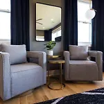 Holiday home Modern Stunner 5 Min To Dt Hot Tub Rooftop Views