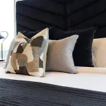 Holiday home Modern Stunner 5 Min To Dt Hot Tub Rooftop Views