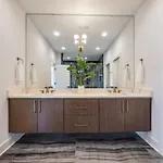 Modern Stunner 5 Min To Dt Hot Tub Rooftop Views