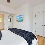 Holiday home Modern Stunner 5 Min To Dt Hot Tub Rooftop Views