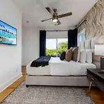 Holiday home Modern Stunner 5 Min To Dt Hot Tub Rooftop Views Nashville