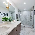 Holiday home Modern Stunner 5 Min To Dt Hot Tub Rooftop Views *