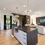 Holiday home Modern Stunner 5 Min To Dt Hot Tub Rooftop Views Nashville