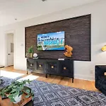 Holiday home Modern Stunner 5 Min To Dt Hot Tub Rooftop Views