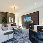 Holiday home Modern Stunner 5 Min To Dt Hot Tub Rooftop Views *