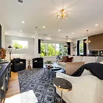 Holiday home Modern Stunner 5 Min To Dt Hot Tub Rooftop Views Nashville