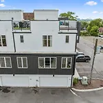 Nashville Townhouse With Rooftop & Modern Comfort