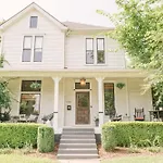 Historic Gem: 4 Bedroom With Pool, Walk To Hotspots * Nashville