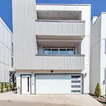 Nashville Rooftop Vibes Close To Broadway