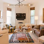 Historic Gem: 4 Bedroom With Pool, Walk To Hotspots Holiday home Nashville