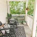 Historic Gem: 4 Bedroom With Pool, Walk To Hotspots Holiday home
