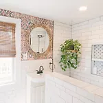 Historic Gem: 4 Bedroom With Pool, Walk To Hotspots Holiday home Nashville