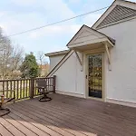 Cottage Charm - Private Rooftop Deck