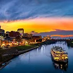 Couple Townhome Getaway Near East Nashville